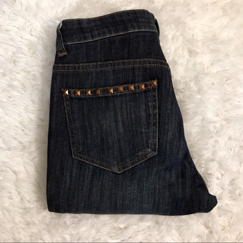 Cache premium jeans.